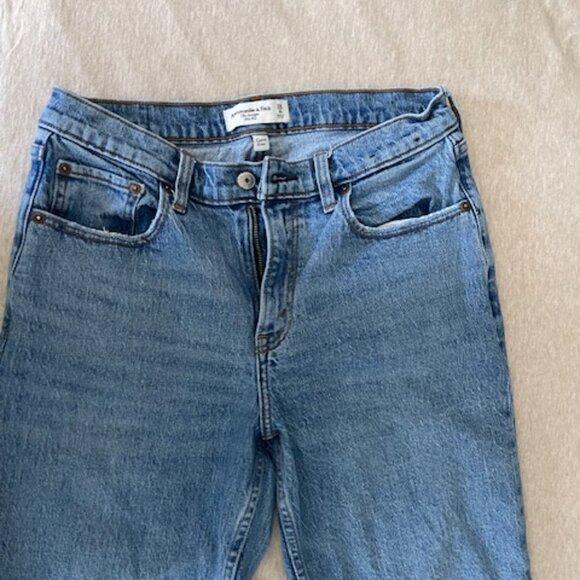 Abercrombie Women's 28/6 Curve Love, The Straight Mid-Rise Jean - Picture 2 of 7